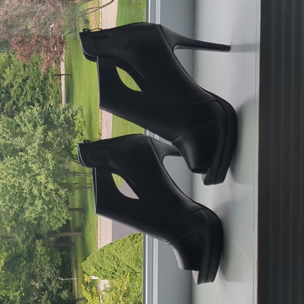 Size 8, black open-toed, heels. Never used!